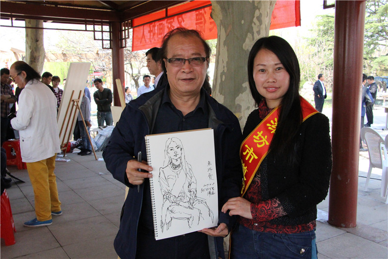 潍坊市道德模范张瑞霞与为自己画像的艺术家合影.JPG